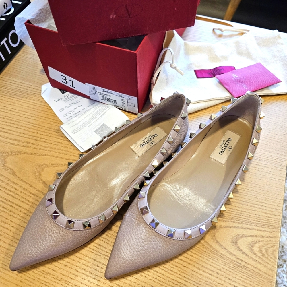 Valentino Garavani vitello leather ballerina flat.